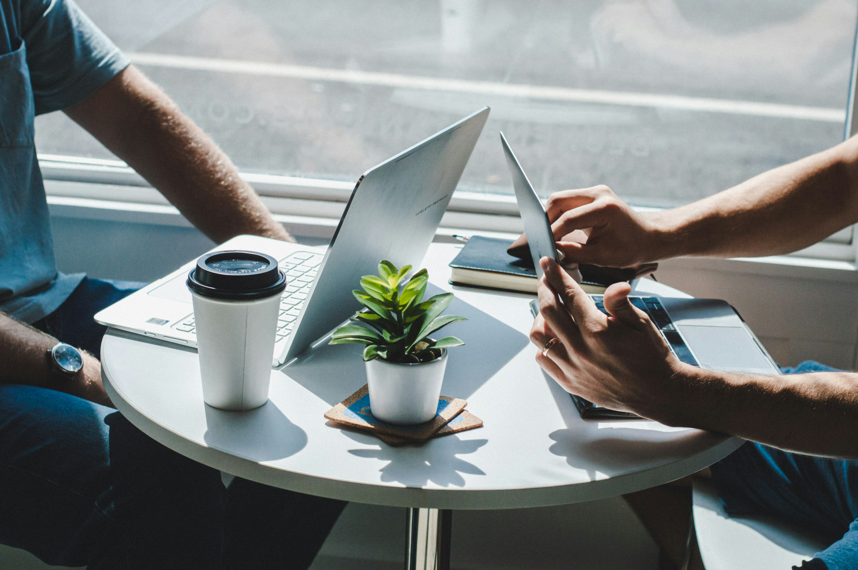 Zwei Personen arbeiten gemeinsam am Laptop