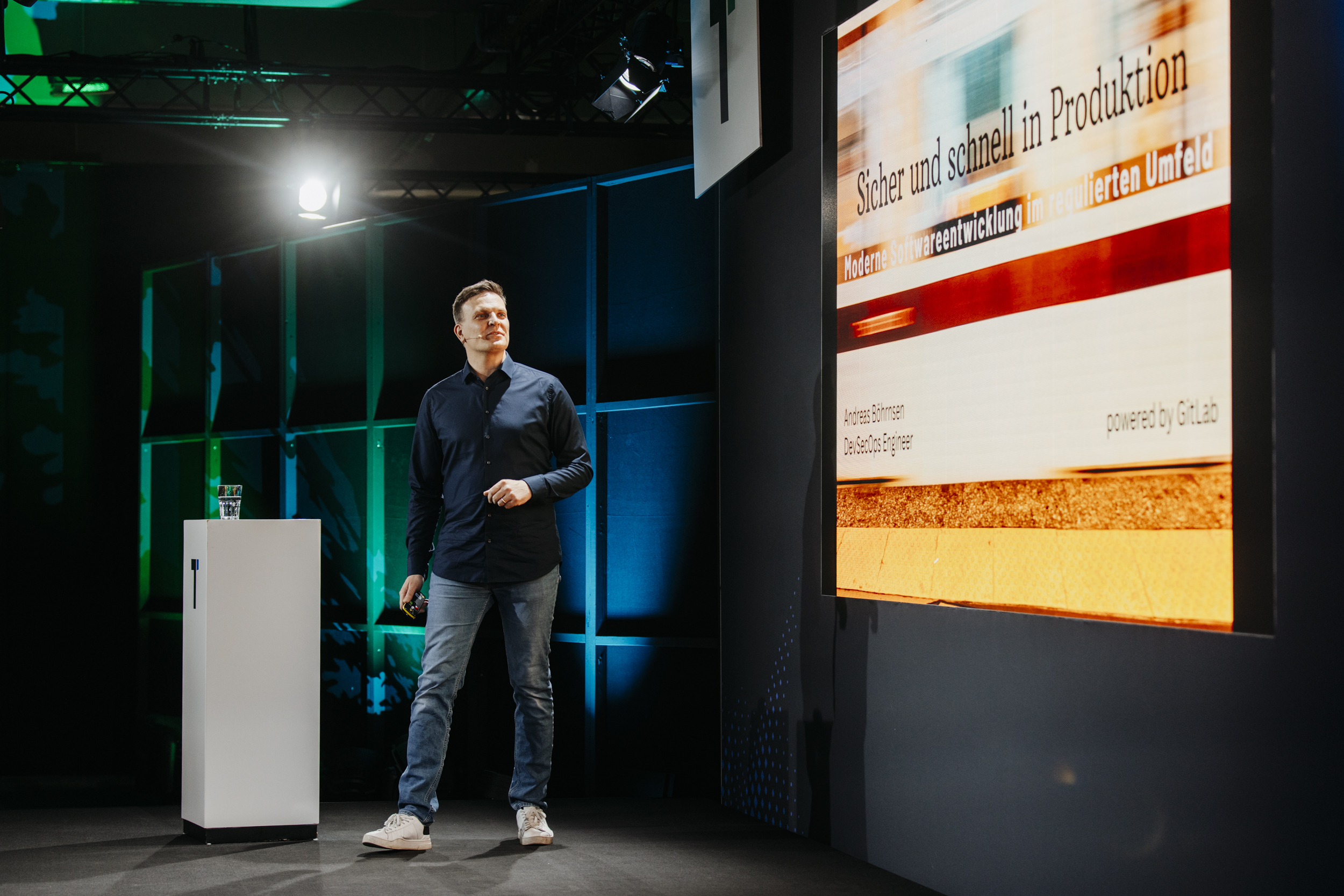 Andreas Böhrnsen giving his talk “Sicher und schnell in Produktion” at Bitkom TRANSFORM 2026